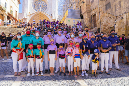 Foto de familia de loas cuatro colles castelleres de la ciudad de Tarragona después del acto simbólico