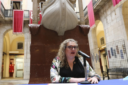 Sandra Ramos durant la roda de premsa d'ahir en què va valorar el primer any d'alcalde de Ricomà.