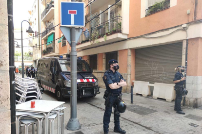 Agentes de los Mossos d'Esquadra cuchilla la calle dutant el operativo en el Serrallo.