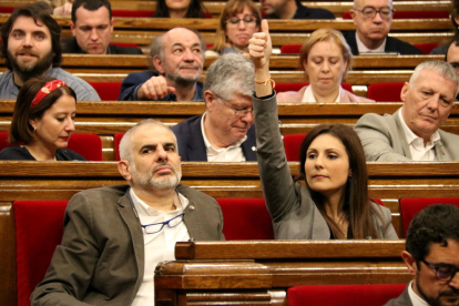 Pla mitjà de Carlos Carrizosa i Lorena Roldán amb el dit amunt en el ple del Parlament del 7 de febrer del 2020