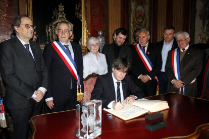 L'expresident de la Generalitat i eurodiputat Carles Puigdemont signant al llibre d'honor de l'Ajuntament.