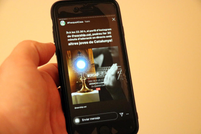 Un móvil muestra un mensaje de Instagram que invita a rogar durante la semana santa