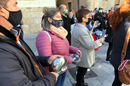 Restauradors picant cassoles en la protesta que els empresaris d'hostaleria han fet davant la seu del Govern a Tortosa.