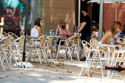 Usuarios en una terraza de la plaza de la Virreina de Barcelona.