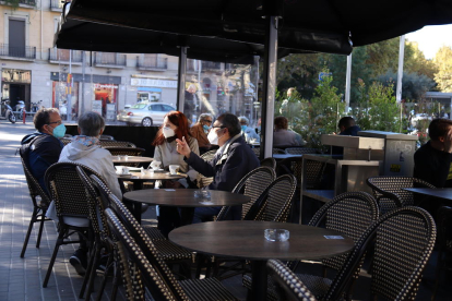 Imagen de archivo de una terraza de un bar con clientes.