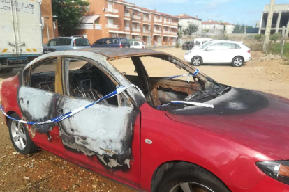 Imagen del vehículo quemado.