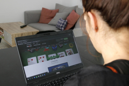 Una mujer visita una página web de poker online durante el confinamiento