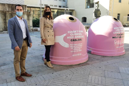 El concejal de Medio Ambiente, Daniel Rubio, y la gerente de Ecovidrio en Cataluña, Sílvia Mayo.