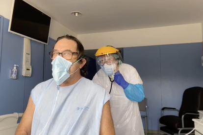 Captura del video donde se ve en una enferma auscultando a Pep Inglada