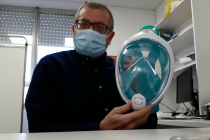 El doctor Xavier Aguilar mostra la mascareta que utilitzen els sanitaris.