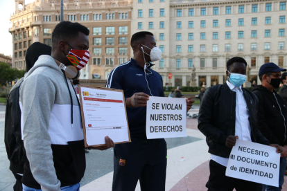 Desenes de persones es concentren a plaça Catalunya per exigir «una vida digna» per les persones migrades
