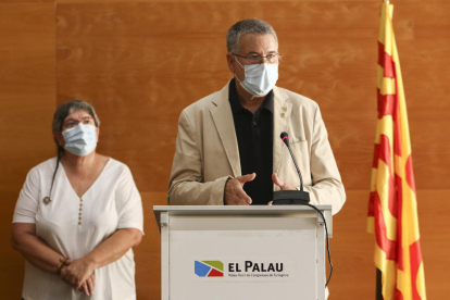 L'alcalde Ricomà durant la seva intervenció i, al fons, la regidora Cinta Pastó.