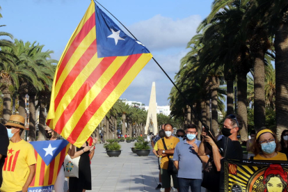 Unes 300 persones demanen la proclamació de la República en una concentració a Salou