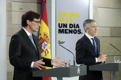 El ministre de Sanitat, Salvador Illa, i el ministre de l'Interior, Fernando Grande-Marlaska, en roda de premsa a Moncloa.