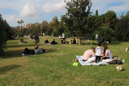 Diversos grups de persones fent pícnics al parc de la Ciutadella de Barcelona