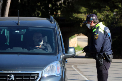 Un agent de la Policia Local del Vendrell parlant amb un conductor en un control als barris marítims.