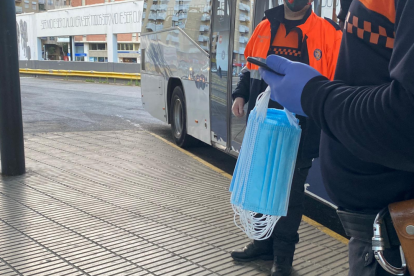 Membres de Protecció Civil amb mascaretes per repartir a l'estació d'autobusos de Tarragona.