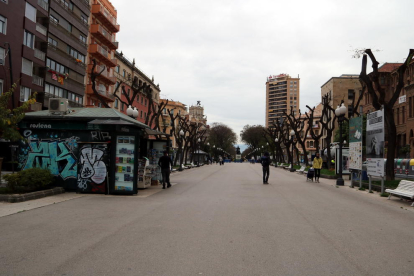 La Rambla Nova de Tarragona amb poca gent passejant i sense parades de llibres en un Sant Jordi atípic, marcat per la crisi sanitària per coronavirus.