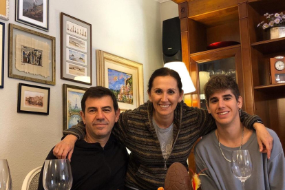 La família Guerrero, de les Borges, amb la mona feta per Raquel.