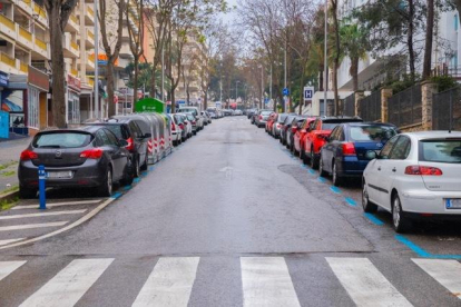 El carrer Vendrell del municipi de Salou, ple de vehicles ahir, tot i que sense cap persona pel carrer.