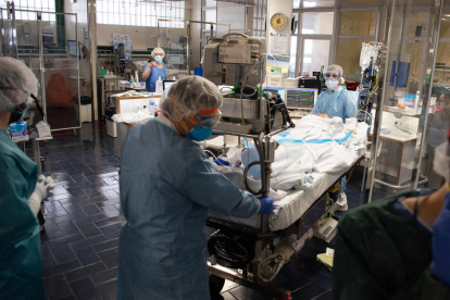 Profesionales sanitarios atendiendo a un paciente con covid-19 en en el Hospital Clínico de Barcelona.