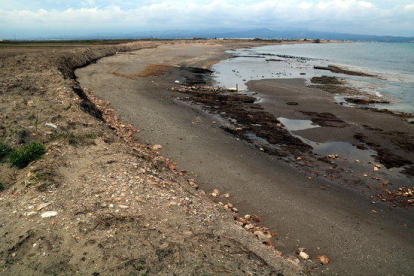La barrera de arena que se empezó a construir de emergencia después del temporal en la playa de la Marquesa, en la bahía del Fangar.
