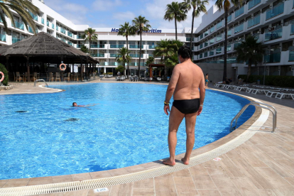 Un client a la piscina d'un dels primers hotels oberts a la Costa Durada en el primer cap de setmana sense restriccions de mobilitat