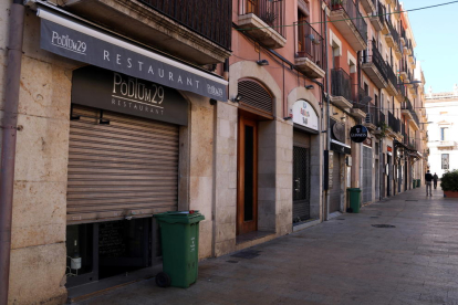 Es restaurants tancats de la plaça de la Font en el primer dia de restriccions.