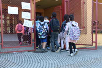 Imatge d'uns alumnes entrant a l'escola.