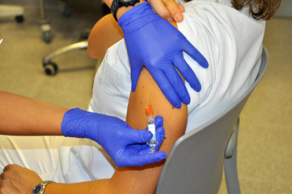 Imatge d'arxiu d'una dona vacunant-se.