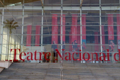 Les escales del Teatre Nacional de Catalunya, buides en un dia de confinament.
