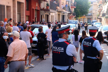 La concentración convocada al barrio de La Llàntia de Mataró para echar del barrio una familia de ocupas.