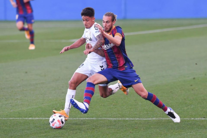 Brugui lluita una pilota contra un rival durant el partit contra el Barça B disputat diumenge a l'Estadi Johan Cruyff (1-0).