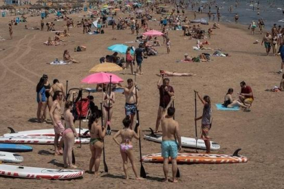 Miles de personas disfrutan en la playa de Valencia durante el primer día de la “nueva normalidad” tras el fin del estado de alarma.