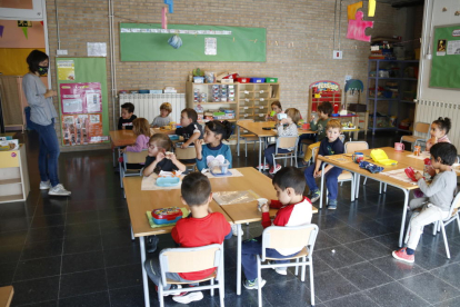 Niños de P4 sentados en una clase de Santa Coloma de Queralt.