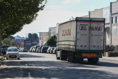 Un camión de una empresa que ha devuelto a la actividad en el polígono Agro-Reos, en el Baix Camp.