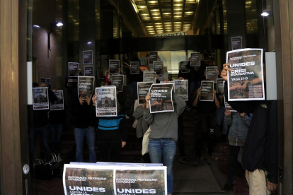 Universitarios del SEPC y de las asambleas de facultad muestran carteles de la huelga.