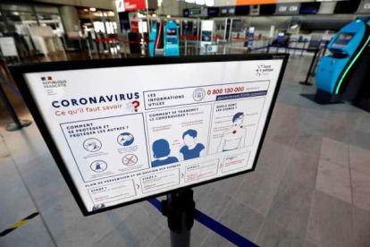 Imatge d'un cartell sobre protecció davant el coronavirus a un aeroport de França.