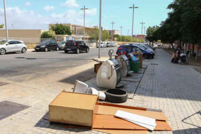 Aspecte dels contenidors al carrer Riu Llobregat de Campclar.
