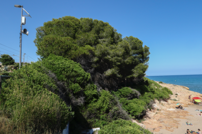 Càmeres i elements de megafonia que s'han instal·lat a la platja dels Capellans.