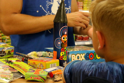 Un infant al taulell d'una botiga de venda de pirotecnia en una imatge d'arxiu.