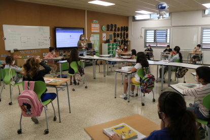 Gran pla general d'una aula de l'Escola Miquel Utrillo de Sitges, plena d'alumnes distanciats i amb mascaretes.