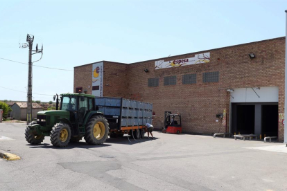 Un tractor en una de les empreses hortofructícoles on s'han detectat rebrots de Covid-19 els seus treballadors.