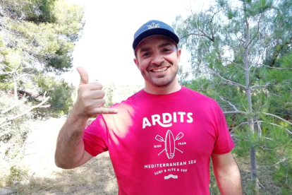 Ignasi Melià amb una de les samarretes de la col·lecció Ardits.