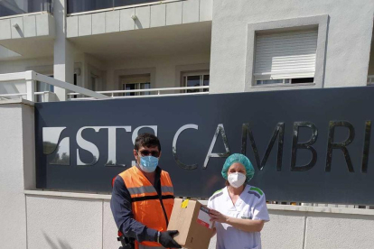 Un membre de Protecció Civil entregant mascaretes a la residència STS de Cambrils.