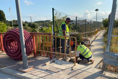 Imatge dels treballadors iniciant ahir les tasques d'instal·lació del semàfor a Cala Romana.
