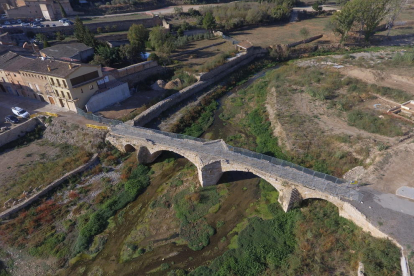 Imatge aèria del pont Vell de Montblanc, amb tanques provisionals, un any després de la riuada.