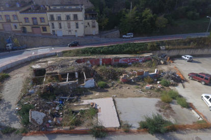 Los escombros de la bodega Rendé Masdéu de l'Espluga de Francolí, destruida por el desbordamiento del Francolí, un año después de la riada.