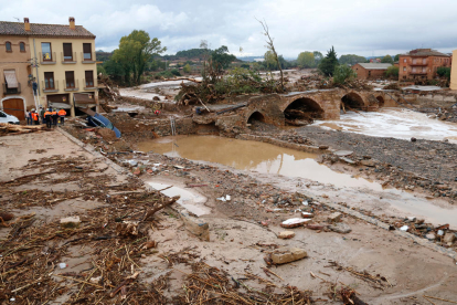 Les destrosses pel temporal a Montblanc, on es va desbordar el riu Francolí al seu pas pel Pont Vell, i d'efectius treballant en immobles afectats. Imatge del 23 d'octubre del 2019