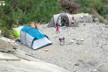 Imatges de les persones acampades.